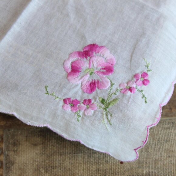 Vintage Handkerchief, Pink Pansy Flower Hankie with Scalloped Edges, Pink Floral - Picture 7 of 10